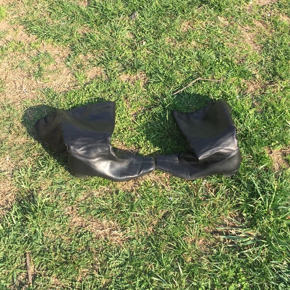 Black leather boots - Picture 2 of 3